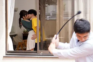 Thấy má con ghệ quá trẻ, thanh niên tranh thủ đụ lúc cô ấy đi vắng