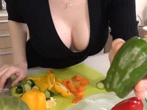 Người phụ nữ trẻ đã kết hôn bị một con "cặc" lớn quan hệ tại nhà và cảm thấy rất thoải mái. Không có bao cao su nhưng cũng không có xuất tinh vào âm đạo. Chỉ một...