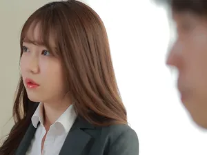 Hẹn hò với một cô gái xinh đẹp mặc váy bó sát hở hông, có thân hình đầy đặn với bộ ngực nở nang, đôi gò bồng đào đẹp và mông cong, cùng một cú địt mạnh mẽ...