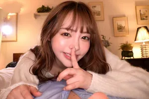 Một cô gái xinh đẹp đeo kính đang chiến đấu dữ dội với một người đàn ông đeo mặt nạ. Cô ấy có đôi tất trắng và giày cao gót rất đẹp. Cô ấy gác chân lên vai và đẩy mạnh vào anh. Cô ấy cầm lấy dương vật của anh ấy và cưỡi lên nó. Cô ấy không hài lòng và thủ dâm bằng một con cặc giả.