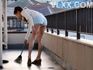 Em gái cùng cha khác mẹ tưởng tượng cảnh anh trai cùng cha khác mẹ quan hệ với mình, anh trai cùng cha khác mẹ thực sự quan hệ với cô ấy và xuất tinh bên trong