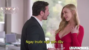 Cô gái tóc vàng mắt xanh với đôi chân dài quyến rũ một người đàn ông từ phía sau