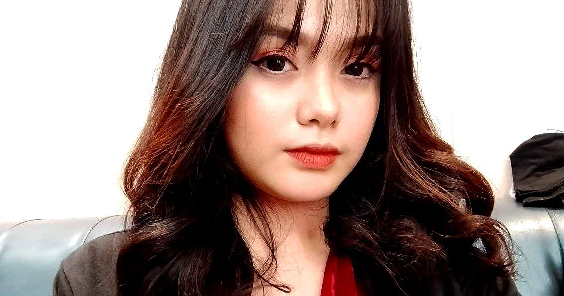 Đường Yên, một con điếm ngực lớn trong ngành công nghiệp khiêu dâm, thủ dâm và từ từ tháo ngón tay ra để chạm vào âm hộ của mình. Mèo của tôi ngứa quá. Bố đang quan hệ với con. Cái cu giả nổ tung trong âm hộ của tôi.